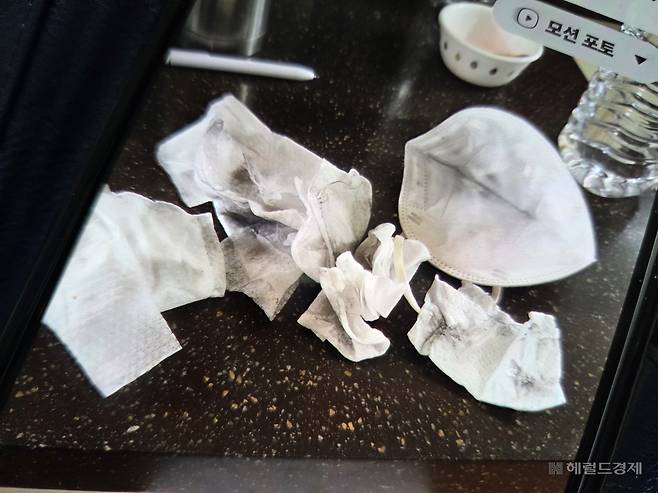 서울 강남구 대치동 은마아파트에서 24일 오전 발생한 화재로 14층까지 연기와 재가 유입됐다. 사진은 14층 주민이 사용했던 마스크와 물티슈. 이영기 기자.