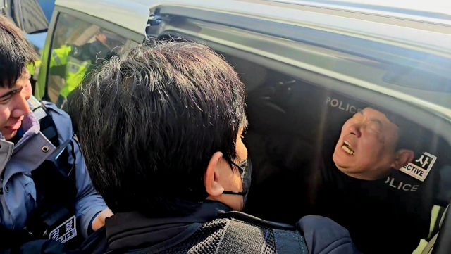 ▲경찰이 2일 업무방해와 공무집행방해 등 혐의로 고진수 민주노총 서비스연뱅 세종호텔지부장과 허지희 사무장 등 12명을 체포했다. ⓒ코이(활동명) 제공