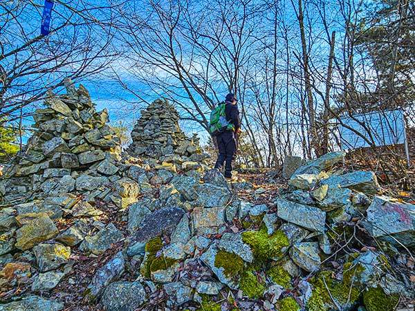 너덜바위들을 밟고 오르니 돌탑들이 보인다. 둘레 216m의 삼국시대 산봉형의 마성산성(해발 510m).