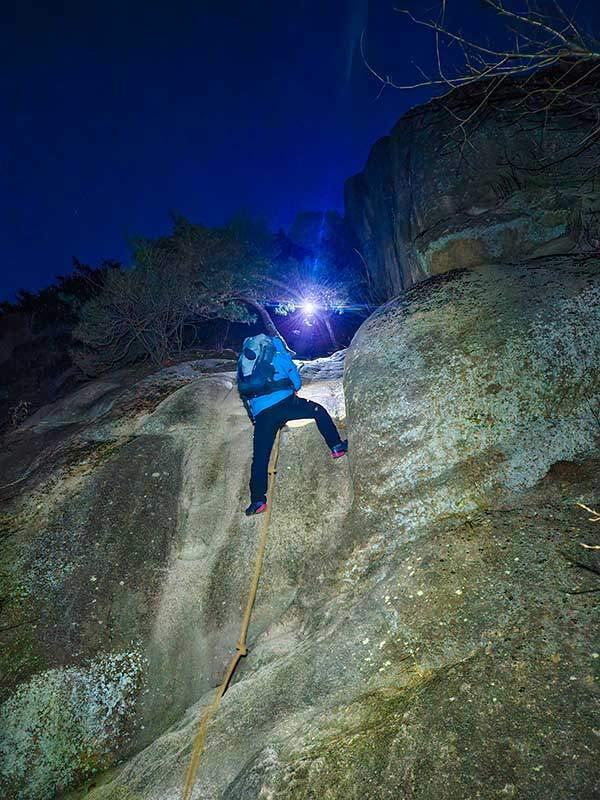 천태산 바위 암릉 중 최고난도 구간. 팔 다리 덜덜 떨리는 무시무시한 직벽이다.