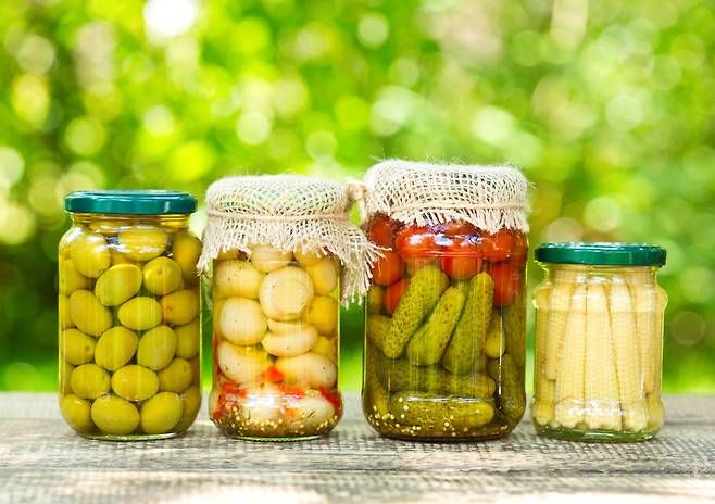 절임 용액에 다양한 채소를 담가 만든 홈메이드 피클. 클립아트코리아