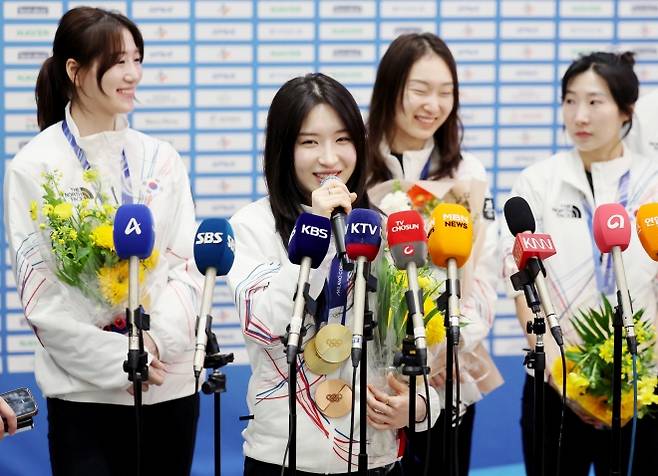 취재진 질문에 답하는 김길리 - 2026 밀라노-코르티나 동계올림픽 쇼트트랙 김길리가 24일 오후 인천국제공항 제2여객터미널로 귀국, 취재진의 질문에 답하고 있다. 2026.2.24 뉴시스