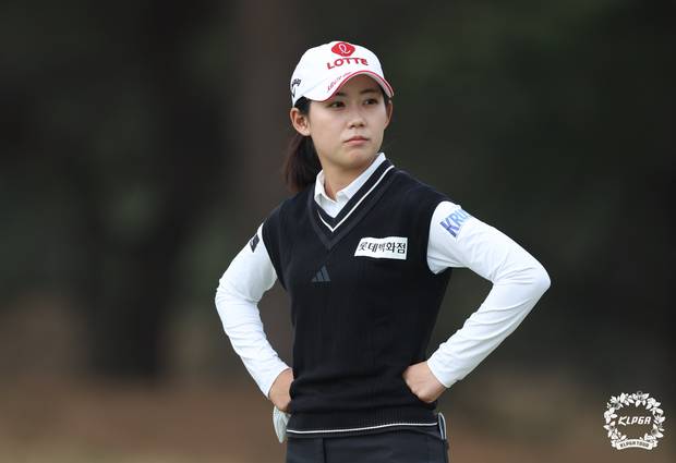 홀 공략을 고심하고 있는 황유민. 사진 제공=KLPGA