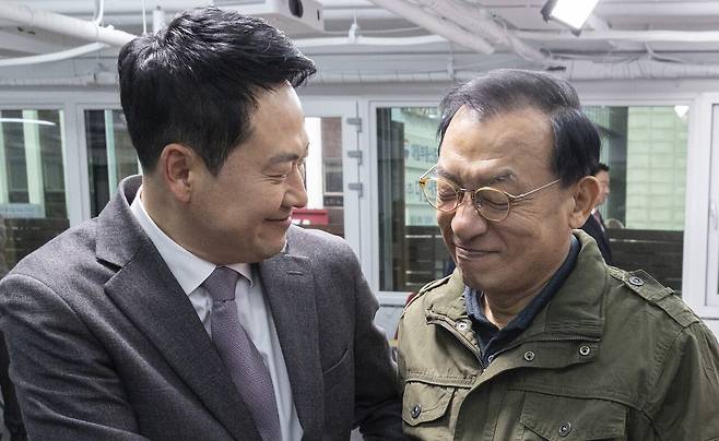 2월23일 장동혁 국민의힘 대표(왼쪽)와 이정현 공천관리위원장이 서울 여의도 중앙당사에서 열린 제9회 전국동시지방선거 중앙당 공천관리위원회 공천 혁신 서약식에서 서로 악수하고 있다. ⓒ연합뉴스