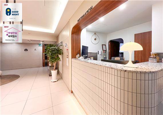 굿 나잇 인증 로고와 여성안심숙박업소 인증 표지판이 설치된 숙박업소 모습 ⓒ대구시 제공