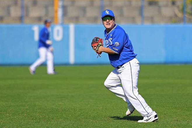 삼성 최형우가 일본 오키나와 아카마구장서 외야 수비 훈련에 집중하고 있다. 박진만 삼성 감독은 “내 욕심으로는 최형우를 일주일에 두 번 정도 외야수로 내보내고 싶다”고 말했다. 사진제공|삼성 라이온즈
