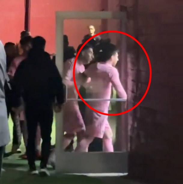 심판실 난입 시도 의혹을 받았던 리오넬 메시(빨간색 동그라미 안)와 그를 말리는 루이스 수아레스. 인터 마이애미 뉴스 허브 SNS 캡처