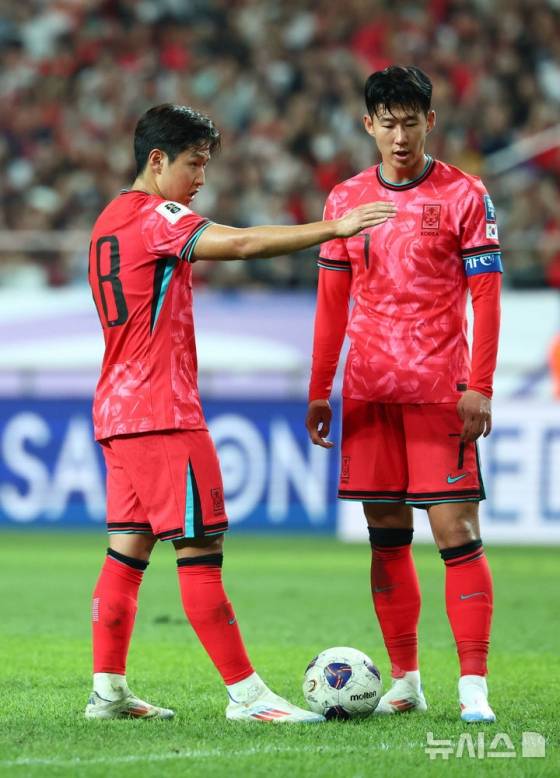 지난 2024년 9월 5일 서울 마포구 서울월드컵경기장에서 열린 2026 북중미 월드컵 아시아 지역 3차 예선 B조 1차전 대한민국과 팔레스타인 경기에서 손흥민(오른쪽)과 이강인이 프리킥을 준비하고 있다. /사진=뉴시스