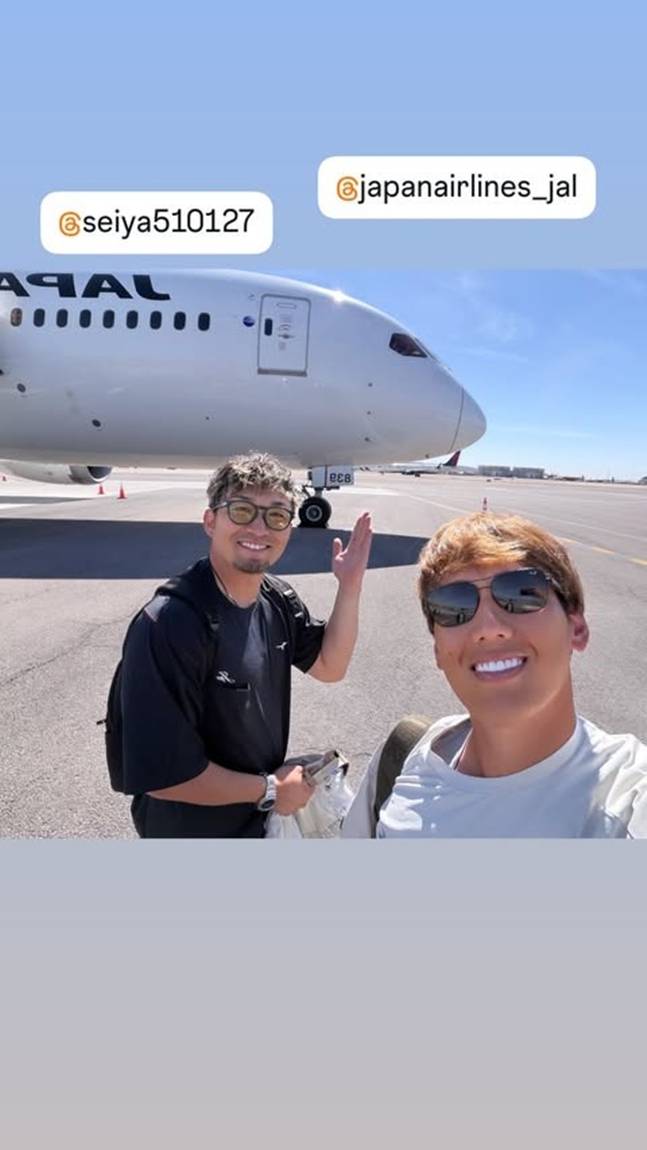 전세기에 탑승하는 스즈키(왼쪽)와 요시다. /사진=요시다 공식 SNS