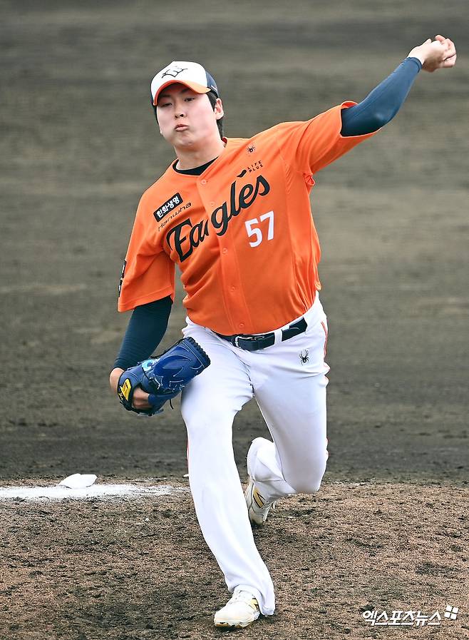 지난 22일 일본프로야구(NPB) 지바롯데 마린즈와 연습경기에서 0.1이닝 5실점으로 부진했던 한화 이글스 투수 김종수가 24일 2군 캠프로 이동하게 됐다. 사진 고아라 기자