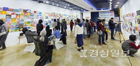 ▲ 지난 23일 찾은 울산 남구 옥동 갤러리한빛. 14만원에 작품을 구매할 수 있는 '제3회 100달러 아트마켓'을 찾은 관람객들이 자신의 취향에 맞는 작품을 찾고 있다.