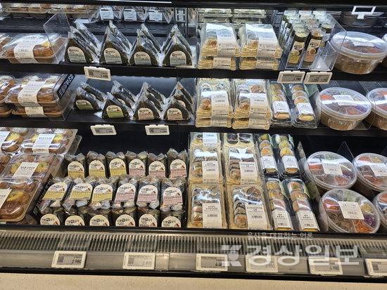 ▲ 서민 음식 중 하나인 김밥값이 속재료 값 인상 등의 여파로 전년보다 6% 올랐다. 사진은 울산 한 대형마트 김밥 매대.