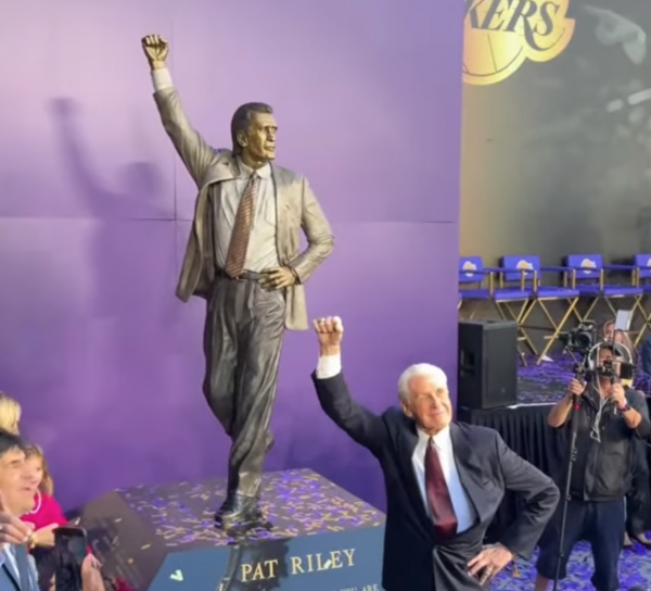 자신의 동상 앞에 선 팻 라일리(사진=유튜브 화면 갈무리)