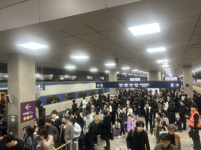 수서역에 정차한 부산발 KTX에서 내린 승객들이 이동하고 있다.(천상우 1000tkddn@)