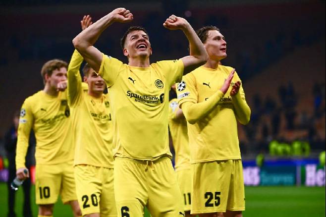 노르웨이 축구클럽 보되/글림트 선수들의 '거함' 인터 밀란을 잡고 유럽 챔피언스리그 16강 진출을 확정지은 뒤 기뻐하고 있다. 사진=AFPBBNews