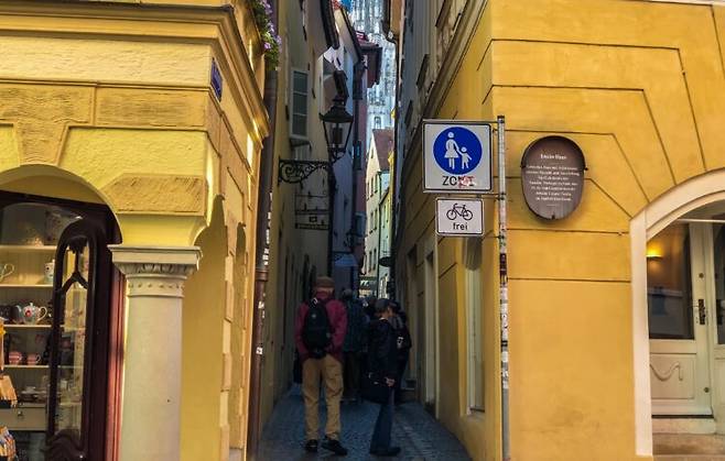 좁지만 앞뒤가 열린 골목은 사람에게 안정감을 주는 공간으로 평가된다. 뇌가 쉬는 길일 수 있다. 사진=게티이미지뱅크