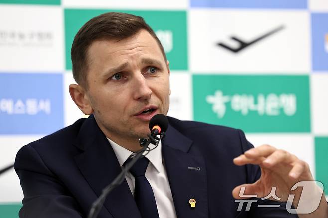 니콜라이스 마줄스 남자농구 국가대표팀 감독이 4일 오후 서울 송파구 올림픽회관에서 국가대표 소집명단을 발표하고 있다. 2026.2.4 ⓒ 뉴스1 구윤성 기자