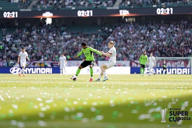 전북 현대와 대전 하나시티즌이 2026시즌 K리그1 우승 후보로 거론됐다. 사진은 지난 21일 슈퍼컵에서 맞대결 모습. (한국프로축구연맹 제공)