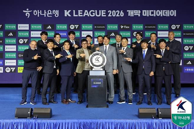 K리그2 미디어데이에 참가한 K리그2 17팀 지도자들이 기념 사진을 촬영하고 있다. (한국프로축구연맹 제공)