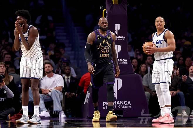 LA 레이커스 르브론 제임스(가운데)는 25일(한국시간) 열린 2025-26 NBA 정규리그 올랜도 매직전에서 뼈아픈 자유투 실패로 팀 패배를 막지 못했다. ⓒ AFP=뉴스1