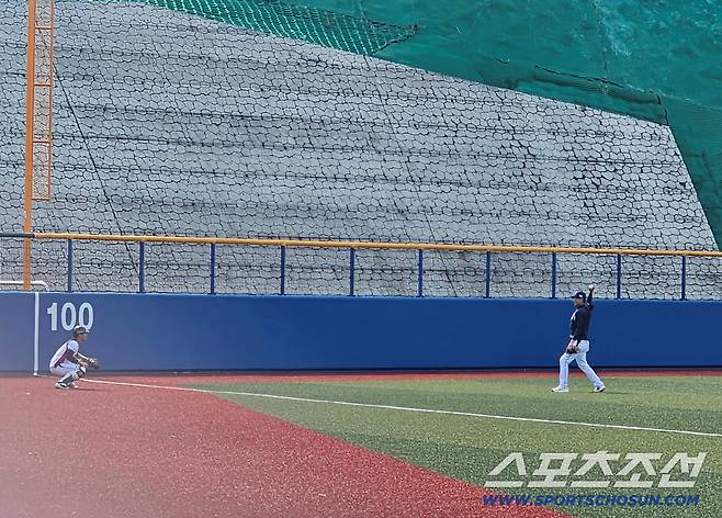 강인권 대표팀 수석코치 및 배터리코치가 김시앙과 훈련하고 있다. 오키나와(일본)=이종서 기자