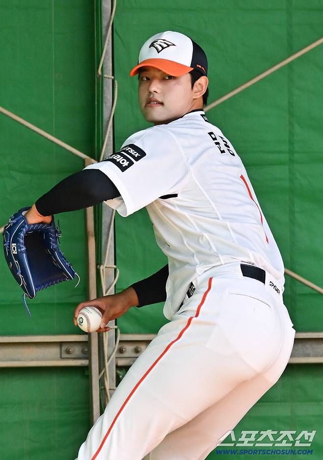 21일 일본 오키나와 고친다구장에서 열린 대한민국 야구 대표팀과 한화 이글스의 평가전. 문동주가 불펜 피칭을 하고 있다. 오키나와(일본)=박재만 기자 pjm@sportschosun.com/2026.02.21/