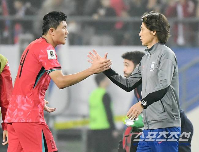 15일 오후 경기도 용인미르스타디움에서 열린 대한민국과 이라크의 2026년 북중미월드컵 아시아 3차예선 B조 4차전. 대한민국이 3대2로 승리했다. 홍명보 감독이 김민재와 악수하고 있다. 정재근 기자 cjg@sportschosun.com/2024.10.15