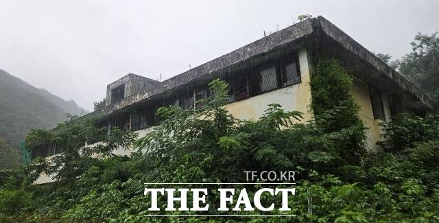 경기도 동두천시 성병관리소 옛 부지 존치 문제를 둘러싼 갈등이 장기화하는 가운데, 해결의 실마리가 될 '대화협의체' 구성이 난항을 겪고 있다. 사진은 경기도 동두천시에 위치한 옛 성병관리소. /동두천=서다빈 기자