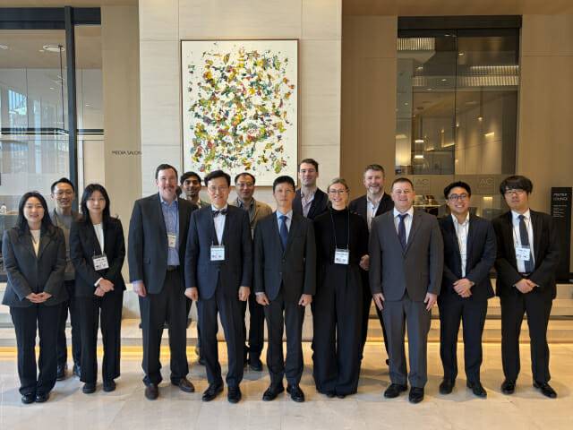 ETRI 산하 AI안전연구소는 25일 서울 강남구 AC 호텔 바이 메리어트에서 미국 랜드 연구소(RAND), 마이터(MITRE)와 'AI 보안 워크숍'을 공동 개최했다. 미국 국무부 후원으로 이날부터 3일간 열리는 행사는 AI 시스템의 안전 확보를 중심으로 보안 및 국가안보 관점까지 아우르는 위험 관리 체계를 공유하고, 적용 방안을 논의하기 위해 마련됐다. (사진=AI안전연구소)