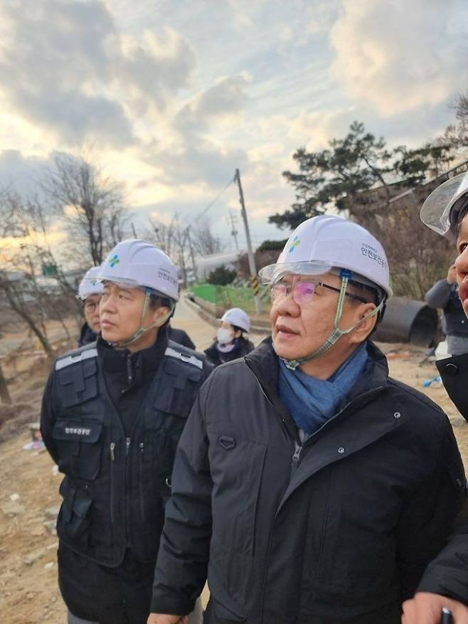 김현중 안전보건공단 이사장이 지난해 2월 25일 세종포천고속도로(고속국도 29호선) 천안~안성 구간 9공구 청용천교 건설현장에서 발생한 교량 붕괴사고 현장을 점검하고 있다. 안전보건공단