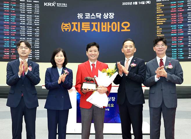 지난 2025년 8월 서울 영등포구 한국거래소에서 열린 지투지바이오 코스닥시장 상장기념식에서 이희용 지투지바이오 대표이사(가운데)가 기념 촬영을 하고 있다./한국거래소