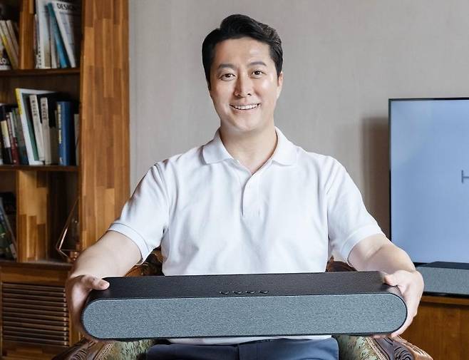 제영호 제이디솔루션 대표가 소리를 잘 듣지 못하는 사람들을 위해 개발한 청력 보조 스피커 ‘하룬제’를 선보이고 있다. 제이디솔루션 제공