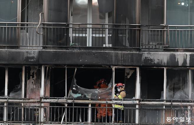 24일 서울 강남구 은마아파트 화재 현장을 소방관이 감식하고 있다. 박형기 기자 oneshot@donga.com