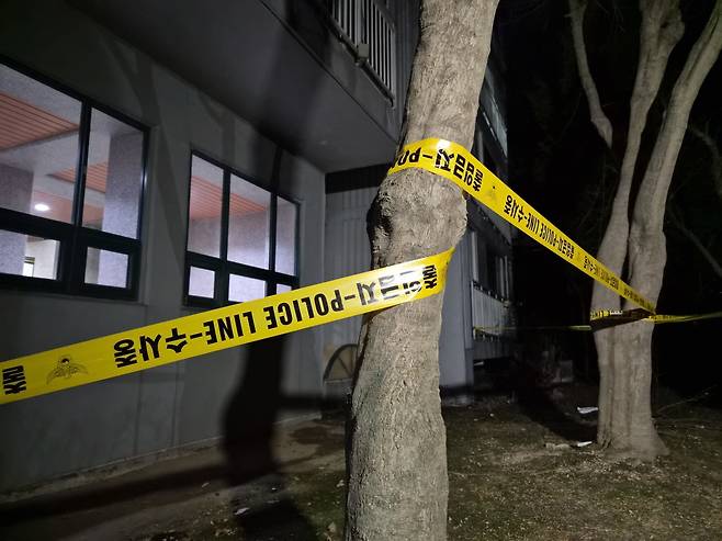 11일 오후 사건이 발생한 경기 용인시 기흥구 한 아파트 화단에 폴리스라인이 쳐져 있다. ⓒ News1
