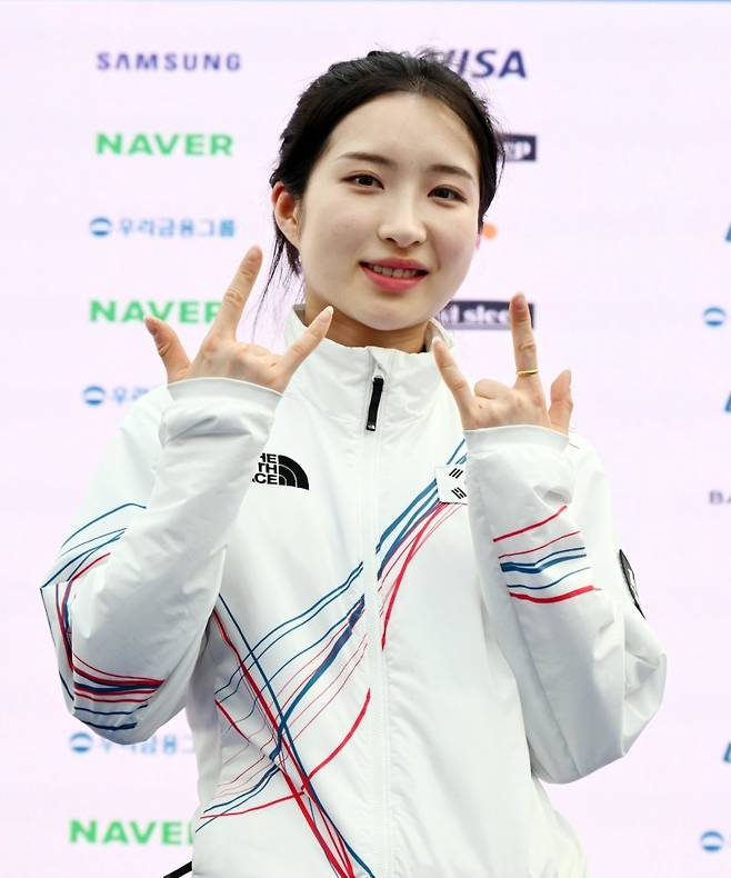 대표팀 대회 MVP에 선정된 쇼트트랙 김길리가 22일(현지시간) 이탈리아 밀라노의 빌라 네키 캄필리오(Villa Necchi Campiglio)에 마련된 코리아하우스에서 열린 2026 밀라노·코르티나담페초 동계올림픽 대한민국 선수단 해단식에서 우승 세리머니 포즈를 취하고 있다.뉴스1