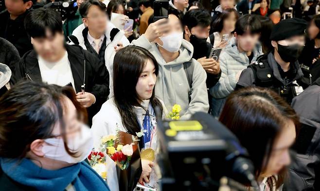 쇼트트랙 여자 1500m, 여자 3000m 계주 금메달로 2관왕을 차지한 김길리가 24일 인천국제공항을 통해 귀국하고 있다.뉴스1