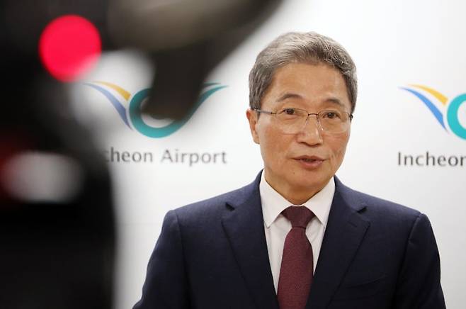 이학재 인천국제공항공사 사장이 25일 인천공항 기자실에서 기자회견을 열고 "지난해 11월부터 20여차례에 걸쳐 사퇴 압박을 받았다"고 밝히고 있다. 사진=박범준 기자