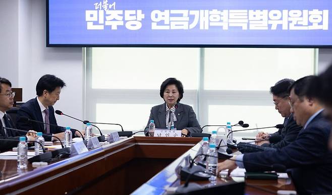 남인순 더불어민주당 연금개혁특별위원장이 25일 국회에서 열린 연금개혁특별위원회 전체회의에서 모두 발언을 하고 있다. 뉴스1