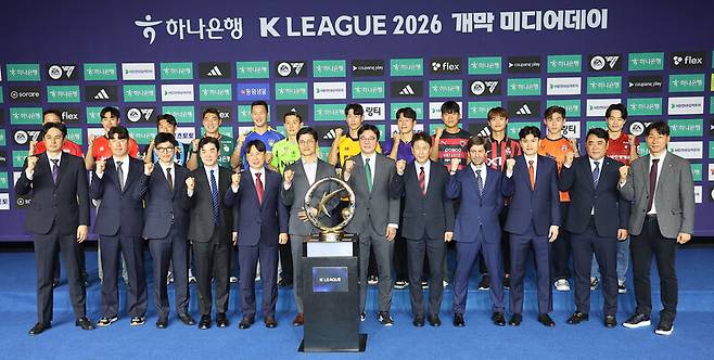 25일 서울 서대문구 스위스 그랜드호텔 컨벤션센터에서 열린 하나은행 K리그1 2026 개막 미디어데이에서 12개 구단 감독과 선수들이 기념촬영을 하고 있다. 연합뉴스