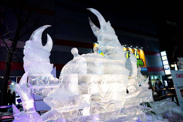 삿포로 눈 축제 스스키노 구역에 커다란 게 모양의 얼음조각이 전시돼 있다.