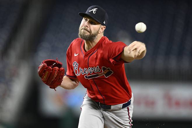 <yonhap photo-3918=""> Atlanta Braves starting pitcher Chris Sale throws during the fourth inning of the second baseball game of a doubleheader against the Washington Nationals, Tuesday, Sept. 16, 2025, in Washington. (AP Photo/Nick Wass)/2025-09-17 13:05:19/ <저작권자 ⓒ 1980~2025 ㈜연합뉴스. 무단 전재 재배포 금지, AI 학습 및 활용 금지></yonhap>
