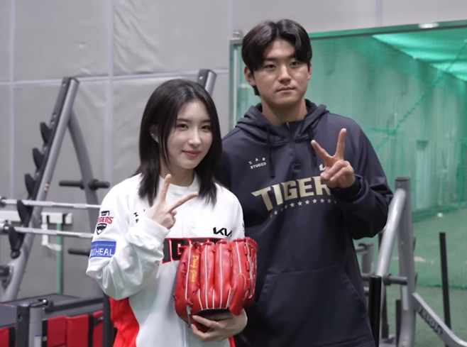 지난해 3월 23일 시구자로 광주 기아챔피언스필드를 찾은 김길리(왼쪽)가 김도영의 등번호가 새겨진 유니폼을 입고 함께 기념사진을 찍고 있다. 사진=KIA 타이거즈 유튜브 캡처