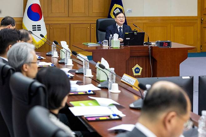 박영재 법원행정처장이 25일 오후 서울 서초구 대법원 청사에서 열린 전국법원장회의에서 모두발언을 하고 있다. 뉴스1