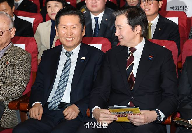 정청래 더불어민주당 대표(왼쪽)와 조국 조국혁신당 대표가 25일 국회 의원회관에서 열린 ‘5·18 정신 헌법 전문 수록 개헌 촉구 국민결의대회’에서 대화하고 있다. 권도현 기자