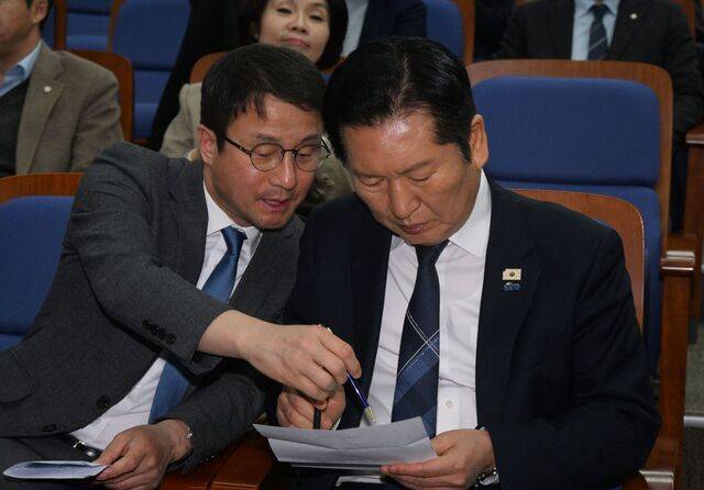 국회에서 24일 열린 더불어민주당 의원총회에서 정청래(오른쪽) 대표와 한병도 원내대표가 자료를 보며 대화를 나누고 있다. ‘정치검찰 조작기소 대응 특별위원회’ 위원 5명은 이성윤 최고위원의 위원장 임명에 반대하며 정 대표 면담을 요청했다. 이병주 기자