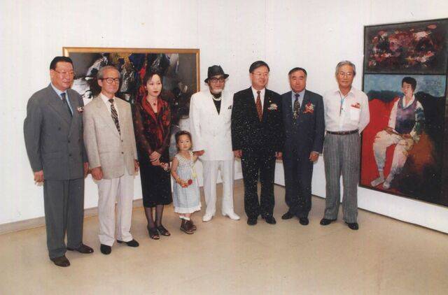 1997년 ‘교과서 미술전’ 개막식. 왼쪽부터 고 이두식, 고 민복진, 이명옥 관장, 고 김흥수 작가. 사비나미술관 제공