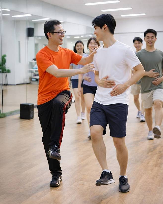 현대백화점 무역센터점에서 '자세교정 걷기 운동법' 수업이 이뤄지고 있다. 현대백화점