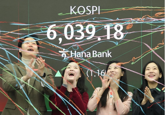 코스피가 장중 6000을 넘어선 가운데 25일 서울 중구 하나은행 본점 딜링룸에서 직원들이 기뻐하고 있다. (사진=연합뉴스)