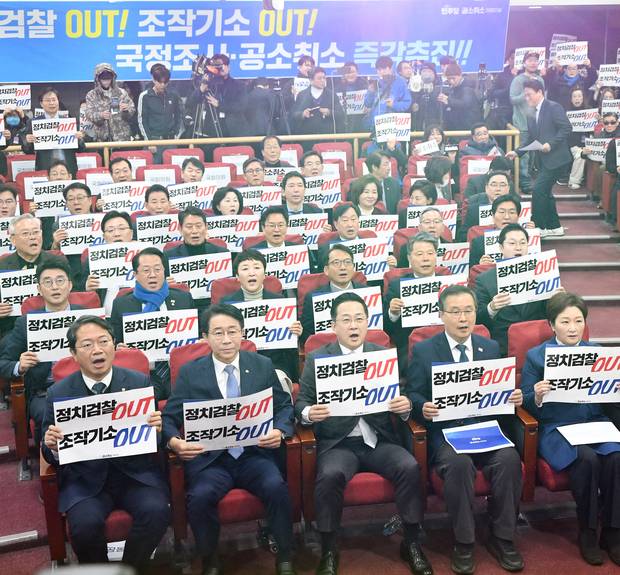 23일 서울 여의도 국회 의원회관에서 열린 이재명 대통령 사건 공소취소와 국정조사 추진을 위한 의원모임(공취모) 출범식·결의대회에서 박성준 상임대표와 김승원 공동대표를 비롯한 참석자들이 구호를 외치고 있다. 오승현 기자