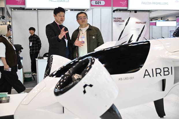 25일 부산 해운대구 벡스코에서 열린 ‘드론쇼코리아 2026’ 박람회에서 이진모(왼쪽) 에어빌리티 대표가 전시 기체를 설명하고 있다. 부산=김태호기자